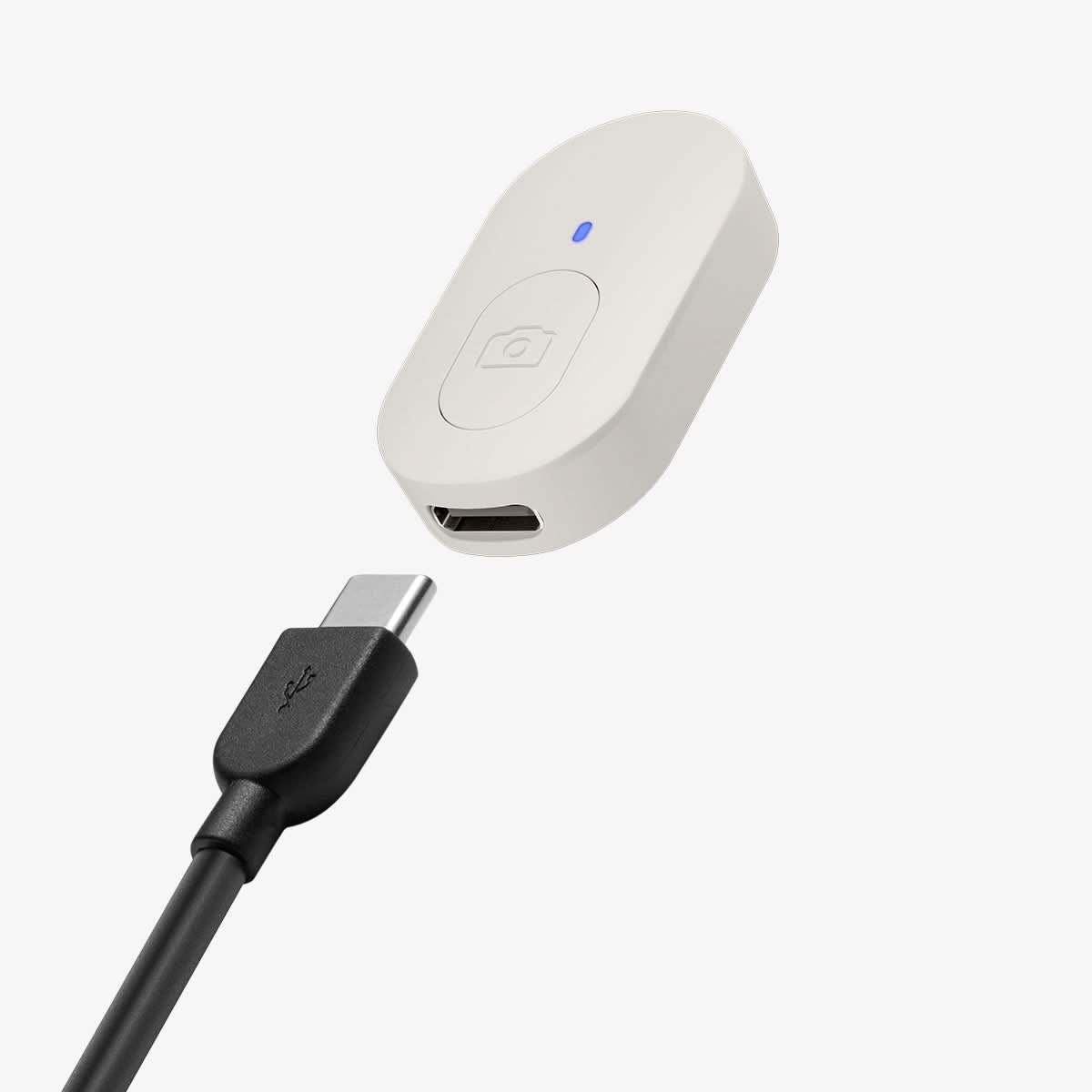 AMP09535 - s581w selfie stick magfit in dune beige showing the usb type cable charger and front of the selfie stick device camera tool
