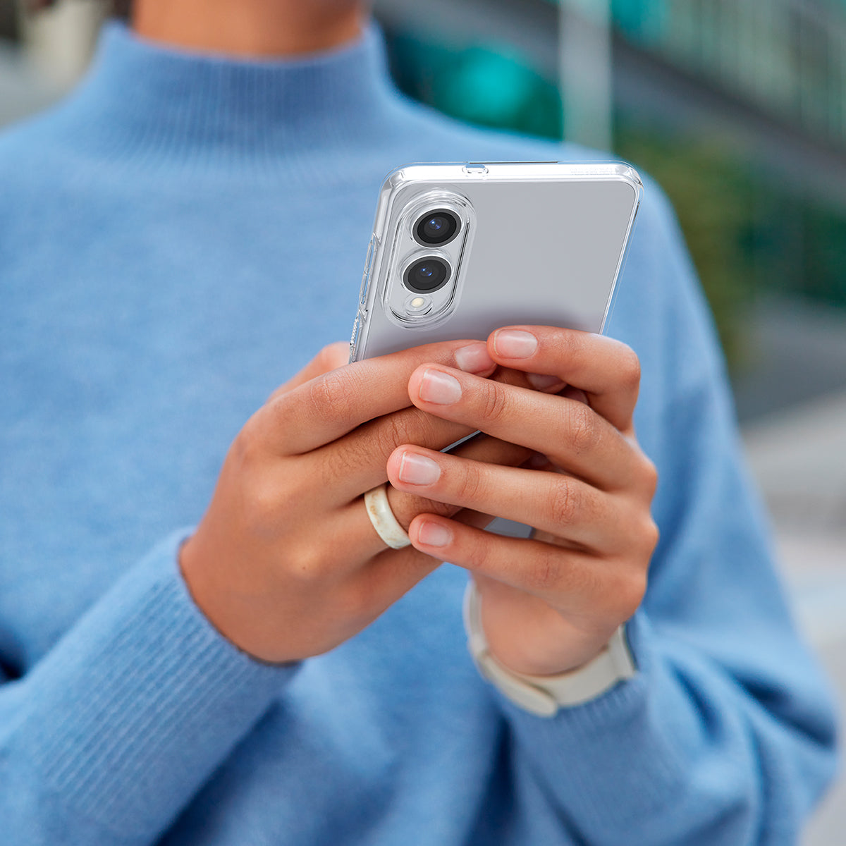 ACS09425 - Galaxy S25 Edge Case Liquid Crystal in Crystal Clear showing a woman holding the device with the case comfortably